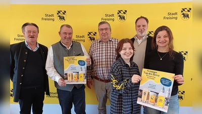 Alle hoffen auf schönes Wetter am Tag des Bieres (v.l.) Anne Stühler &amp; Ludovica Schrädler (Staatsbrauerei Weihenstephan) OB Tobias Eschenbacher, Stefan Klopfer (Ordnungsamtsleiter), Ernst Ussar (Verkaufsleiter Gräfliches Hofbrauhaus) und Anton Frankl (Festwirt-Referent). (Foto: Stadt Freising)