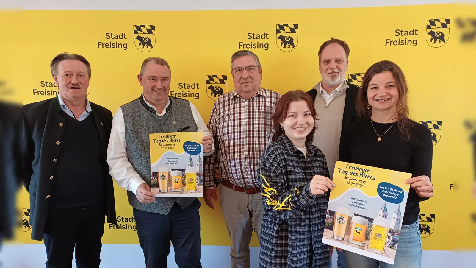 Alle hoffen auf schönes Wetter am Tag des Bieres (v.l.) Anne Stühler &amp; Ludovica Schrädler (Staatsbrauerei Weihenstephan) OB Tobias Eschenbacher, Stefan Klopfer (Ordnungsamtsleiter), Ernst Ussar (Verkaufsleiter Gräfliches Hofbrauhaus) und Anton Frankl (Festwirt-Referent). (Foto: Stadt Freising)