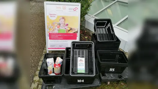 Die Sammelstation vor der Geschäftsstelle der Nachbarschaftshilfe in Baldham ist wieder für Lebensmittelspenden geöffnet. (Foto: © Nachbarschaftshilfe)