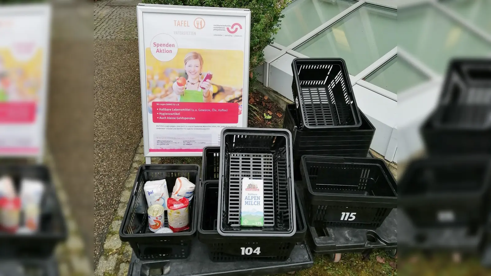 Die Sammelstation vor der Geschäftsstelle der Nachbarschaftshilfe in Baldham ist wieder für Lebensmittelspenden geöffnet. (Foto: © Nachbarschaftshilfe)
