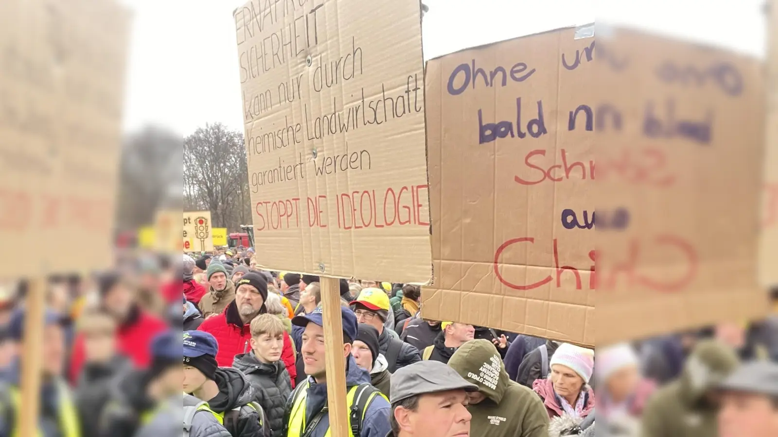 Landwirte brachten ihren Unmut unmissverständlich zum Ausdruck. (Foto: Bruckmeier)