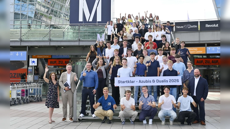 Die neuen Auszubildenden und dual Studierenden der FMG mit ihrem Ausbildungsteam und Führungskräften im Forum München Airport Center. (Foto: Alex Tino Friedel - ATF Pictures)
