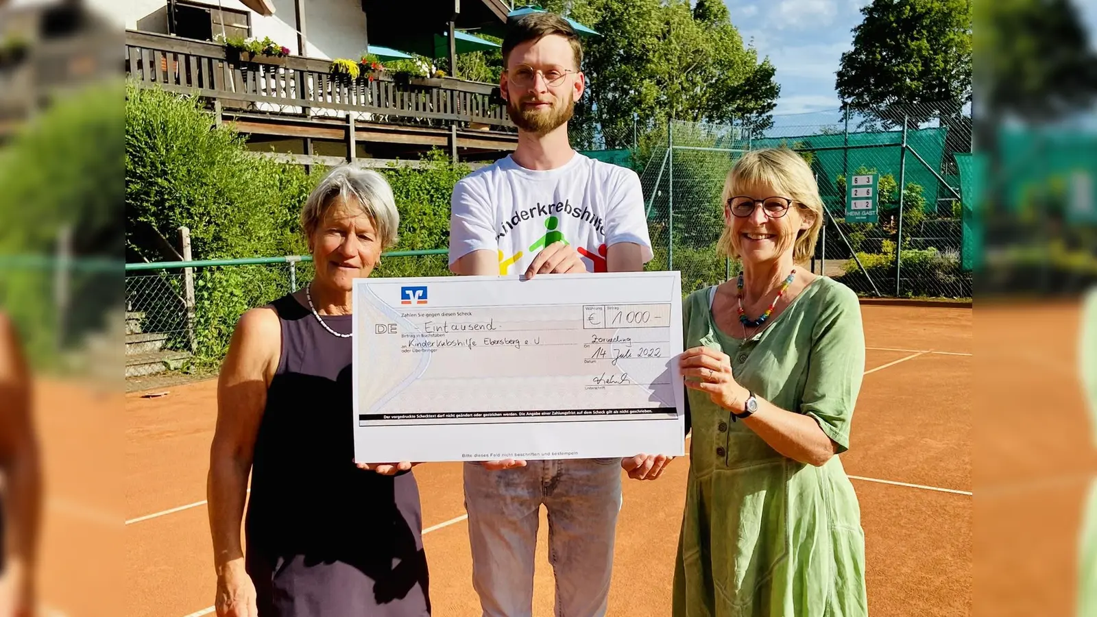 TC Zorneding Vorständinnen Barbara Liebich (links) und Susanne Obermaier (rechts), überreichten die Spende in Höhe von 1.000 Euro an Dominik Bogensperger von der Kinderkrebshilfe Ebersberg e.V.. (Foto: Mark Dietrich)