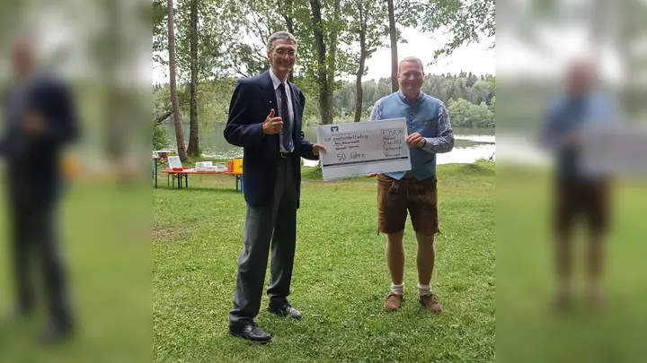 Viele Gratulanten hatten sich eingefunden. So überreichte der Moosacher Bürgermeister Michael Eisenschmid einen Scheck über 250 Euro.  (Foto: brk)
