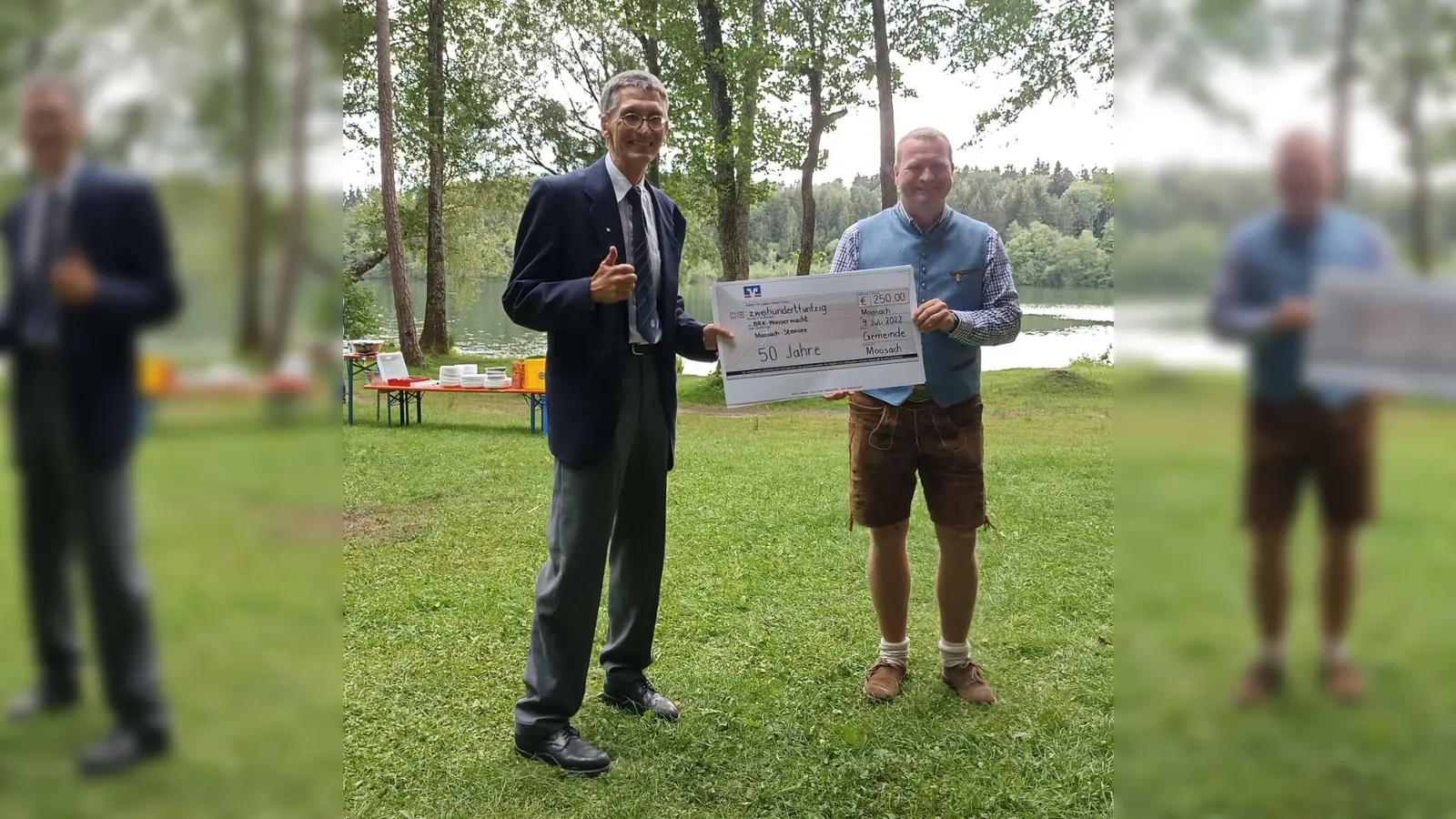 Viele Gratulanten hatten sich eingefunden. So überreichte der Moosacher Bürgermeister Michael Eisenschmid einen Scheck über 250 Euro.  (Foto: brk)