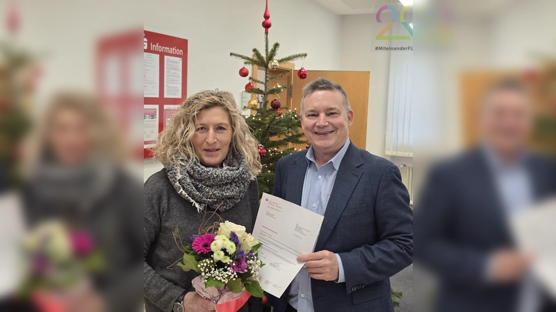 Regionalleiter Peter Schneider überbrachte der glücklichen Gewinnerin Anneliese Gebauer die gute Nachricht. (Foto: Sparkasse Erding-Dorfen)