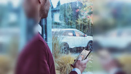 Die bequeme Bedienung der Standheizung zum Beispiel per App sorgt für klare Sicht bei jedem Wetter. (Foto: djd / Webasto)