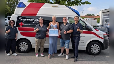 Iris Menzinger, Andrea Häuslmeir, Katrin Oettinger, Jonas Menzinger und Andreas Lindner (von links) bei der Spendenübergabe.<br><br> (Foto: Danuta Pfanzelt)