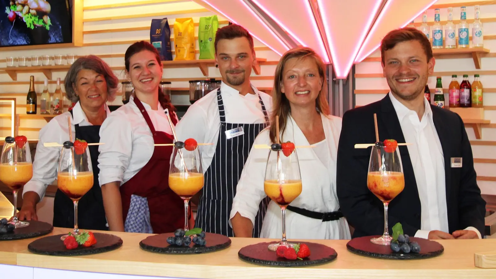 Geschäftsführerin Jutta Kistner (2. v. re.) hebt die Gastronomie mit dem neuen Team auf ein ganz neues Level. (Foto: Stadthalle Erding)