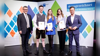 Staatsminister Florian Herrmann (CSU, links), und Manfred Gößl, Hauptgeschäftsführer der IHK für München und Oberbayern, mit (von links) Sebastian Kunstwadl, Tanja Mai und Nicole Sporrer. (Foto:  Matthias Balk/IHK für München und Oberbayern)