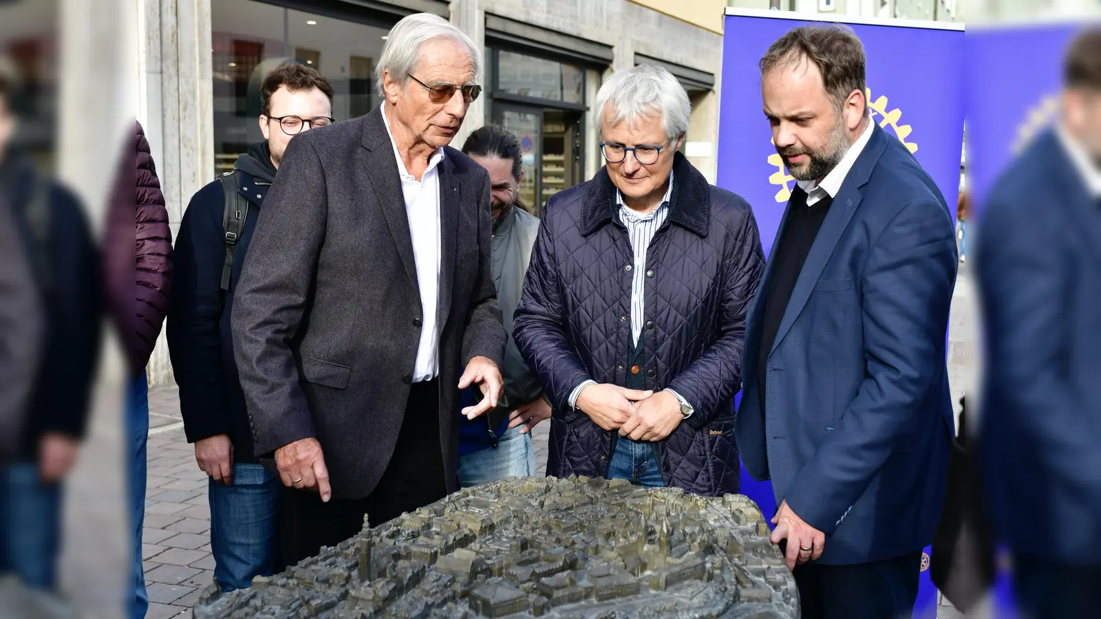 Meinolf Krings (Projektbeauftragter für das Stadtmodell, Rotary Club), Dr. Klaus-Peter Potthast (Präsident Rotary Club) und OB Tobias Eschebacher orientieren sich als Erste anhand des Modells in der Stadt (v. li.). (Foto: Andreas Eltschig)