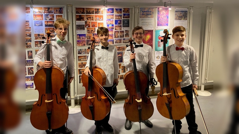 Clemens Narizano, Samuel Seidenberger, Lambert Huys und Friedrich Braun (alle Violoncello - v.l.) werden beim Preisträgerkonzert auftreten.  (Foto: Förderverein Musikschule)