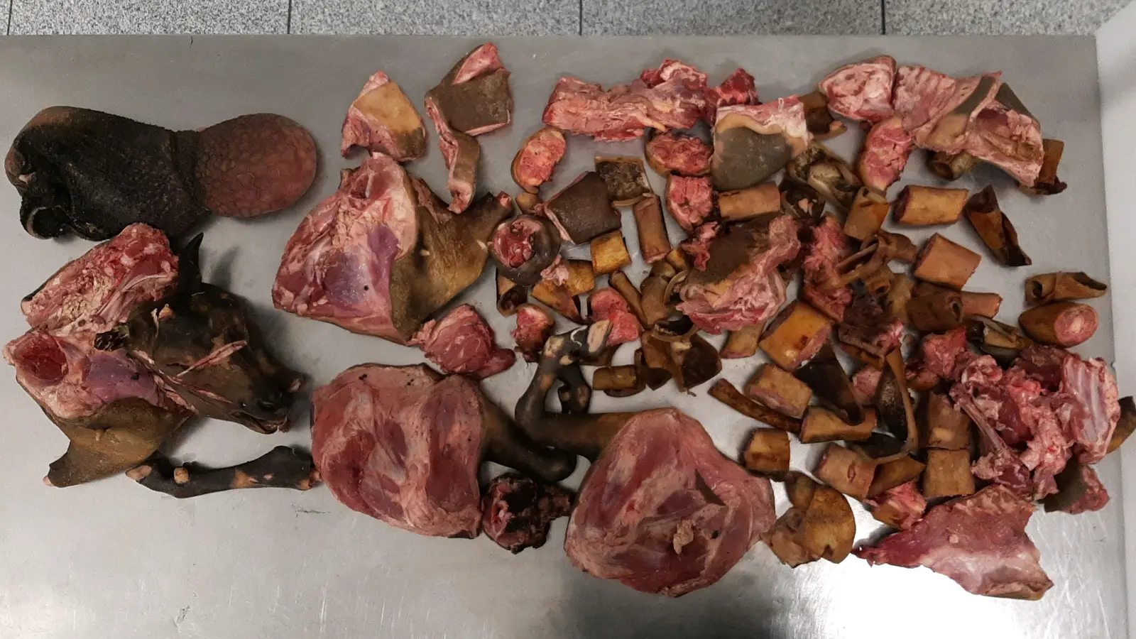 Das gefundene Ziegenfleisch war als Geschenk gedacht. (Foto: Zoll)