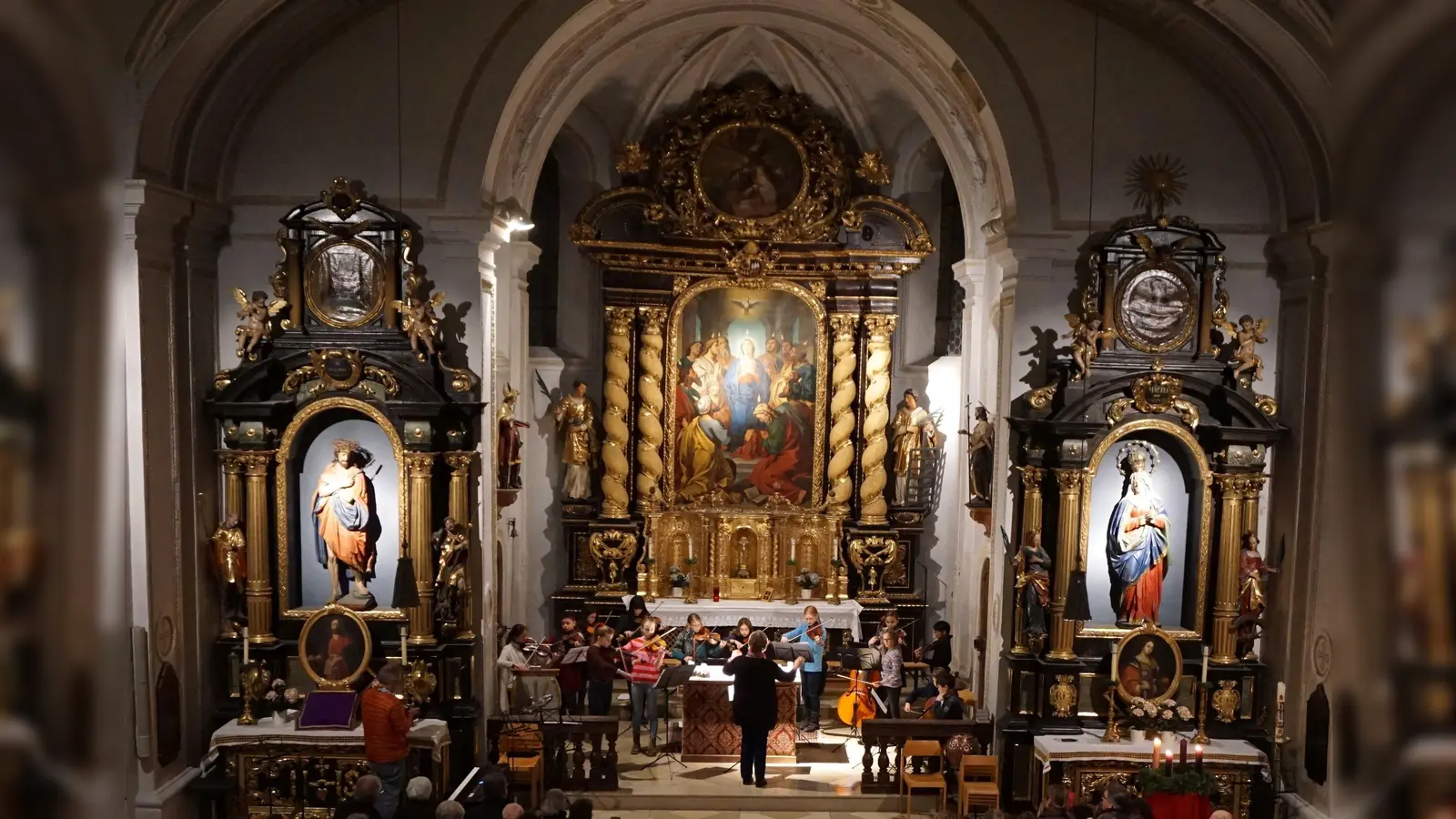 Die Kirche bietet einen wunderschönen Rahmen für das Weihnachtskonzert. (Foto: Musikschule)