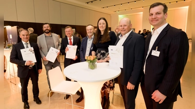 IHK-Regionalreferentin Anja Sperr (Mi.) mit Christian Sperrer, Robert Vitus Beibl, Andreas Karl, Oswald Schenker, Otto und Josef Heinz (v.l.) (Foto: IHK/Tobias Hase)