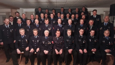 40 Jahre Feuerwehr. Eine großartige Leistung der Jubilare. (Foto: LRA Erding)