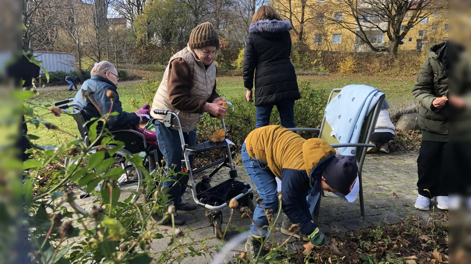 Viel Freude hatten Kinder und Senioren/-innen bei der gemeinsamen Pflanzaktion.  (Foto: Marita Hanold)
