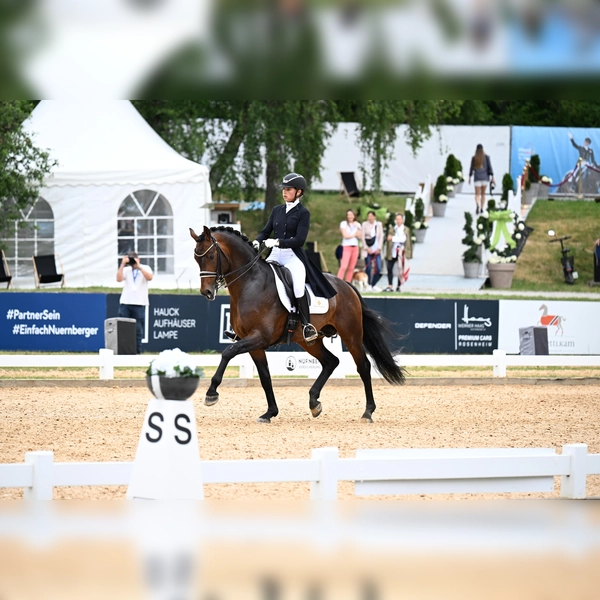 Highlight 2026 wird auch wieder die Dressur auf CDI5* Niveau. Hier zu sehen Laura Strobel mit Alvari im NÜRNBERGER BURG-POKAL. München wird auch 2026 wieder eine Station dieser renommierten Dressurserie austragen.  (Foto: Hubert Fischer)