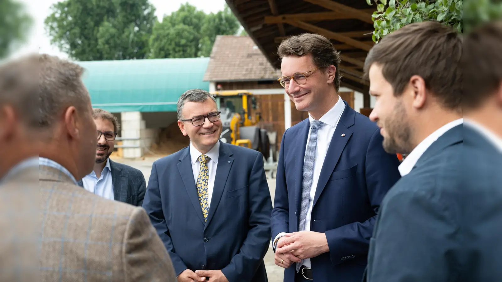 Die Politiker machten sich auf dem Eggertshof ein Bild, wie durch Kreislaufwirtschaft echte Nachhaltigkeit gelingt. (Foto: Christian Schranner)