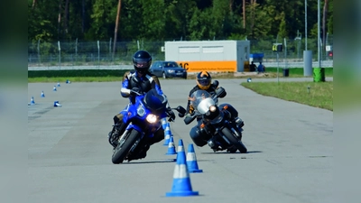 Spezielle Kurse wie das ADAC Schräglagentraining helfen Motorradfahrern, Extremsituationen zu meistern. Gutscheine für derartige Kurse sind das ideale Geschenk zur bestandenen Führerscheinprüfung. (Foto: txn-p / jochen-schweizer.de)