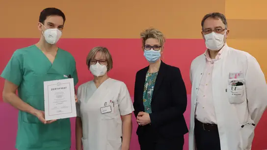 Erfreut über das Zertifkat: Dr. Jannis Wagner, Ltd. Oberarzt Kardiologie und Leiter der CPU, Stationsleiterin Ulrike Körner, Geschäftsführerin Maren Kreuzer und Dr. Roland Brückl, Chefarzt Kardiologie (v. l.). (Foto: Klinikum Freising)