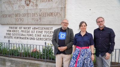 von links: Geschichtsreferent Dr. Guido Hoyer, Oberbürgermeisterin Monika Schwind und Stadtrat Reinhard Fiedler (Foto: Felix Matthey / Stadt Freising)