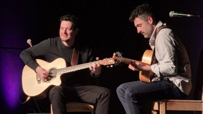 Micha Kern und Jordan Brodie lassen ihre Instrumente sprechen. (Foto: Theater Markt Schwaben)